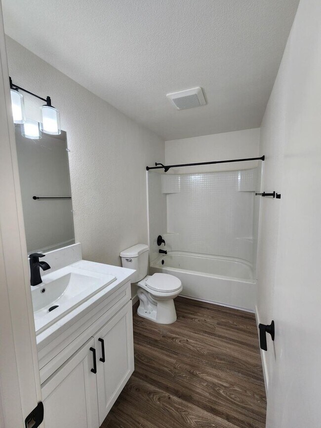 Building Photo - 123 W Olive Dr