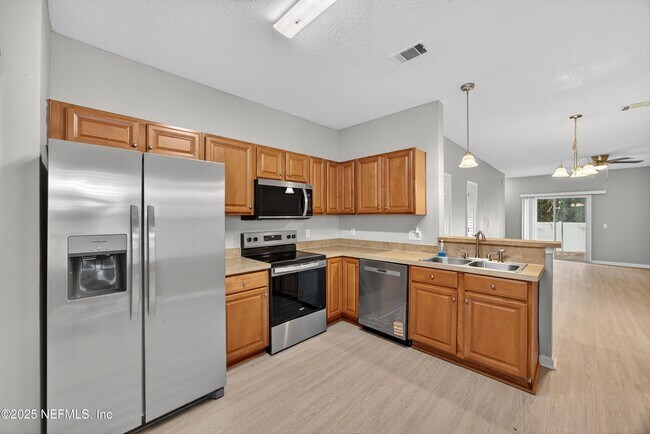 Building Photo - 655 Scrub Jay Dr