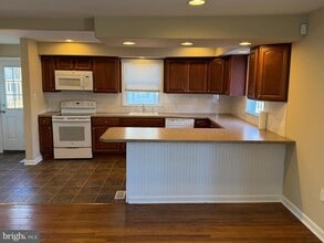 Building Photo - 15 W Floral Ave