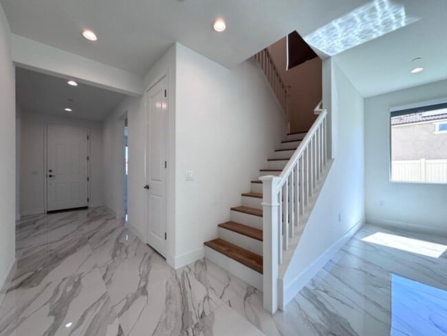 Building Photo - Spacious 5BD/3BA Home with Loft, Solar & B...