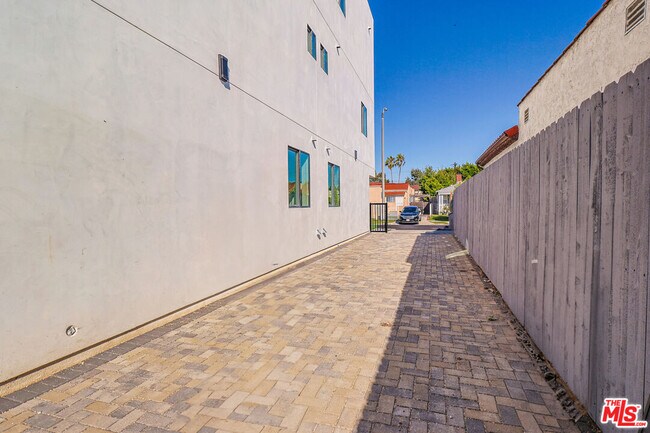 Building Photo - 1921 Carmona Ave
