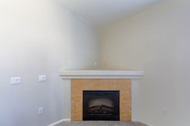 Building Photo - Great 2 Bedroom Southwest Vegas Condo