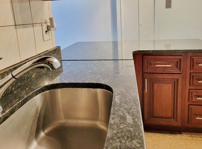 Building Photo - Heat, hot water and parking included! Cozy 2bed 1 bath condo in the center of Everett