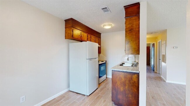 Building Photo - 815 Llano Pl