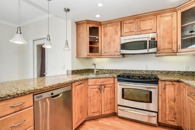 Building Photo - 2 bedroom 2 bathroom condo in Uptown District!