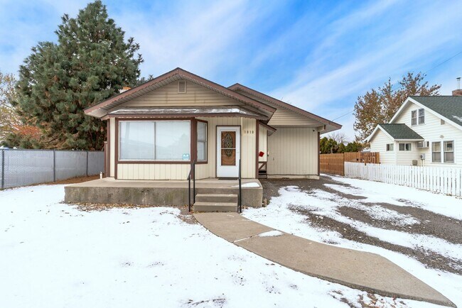 Building Photo - Huge Kitchen, 1000 sq ft Shop/Garage, Remodeled 3 bedroom