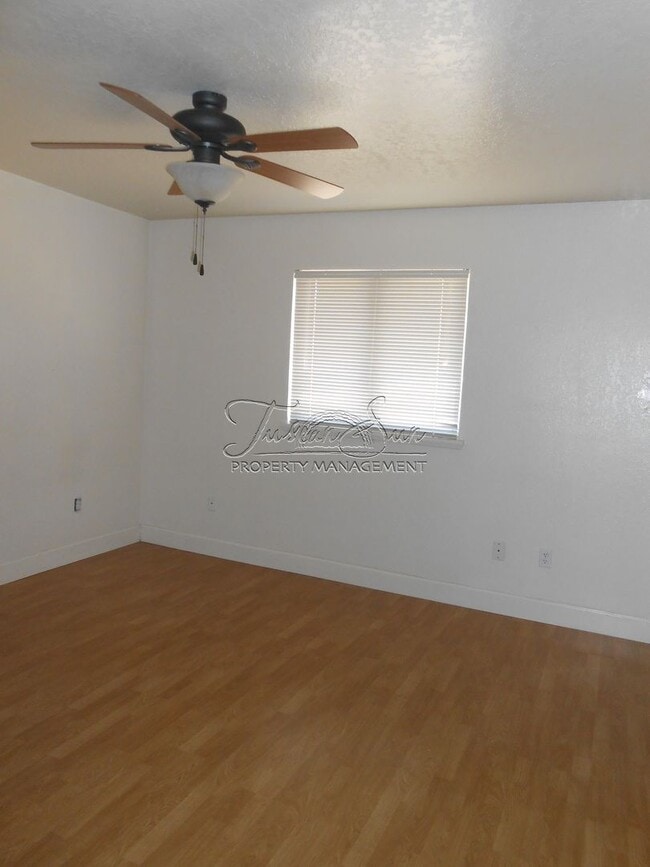 Building Photo - North Redding Home with 2 Car Garage