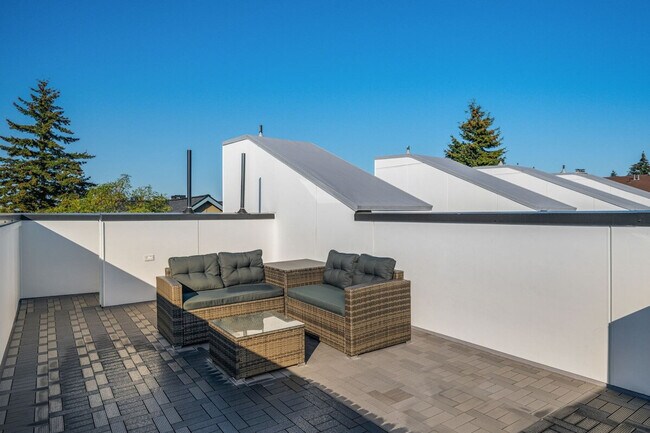 Building Photo - 4205 Evanston Ave N