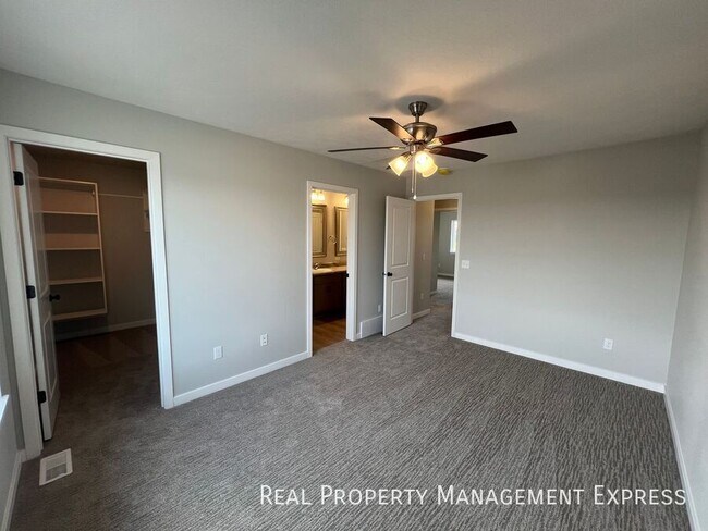 Building Photo - 3 Bedroom 1.5 Bathroom Townhome