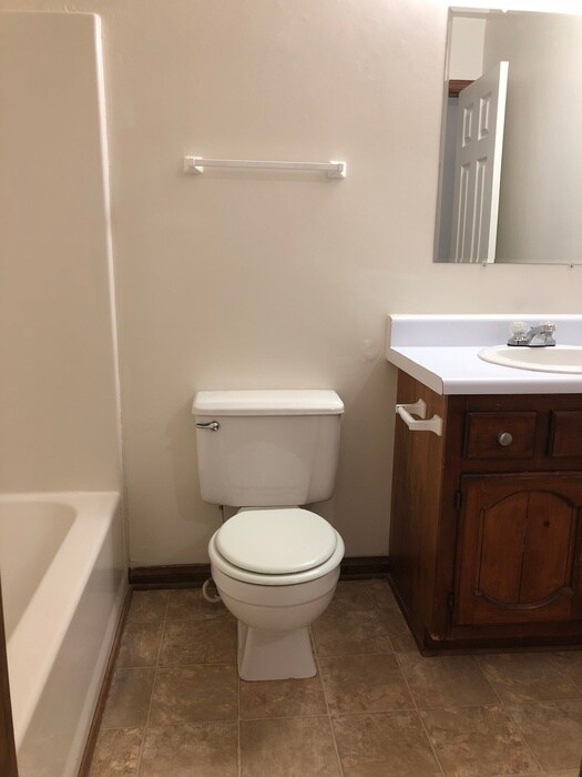 Building Photo - SPACIOUS TOWNHOME IN CENTRAL LOCATION