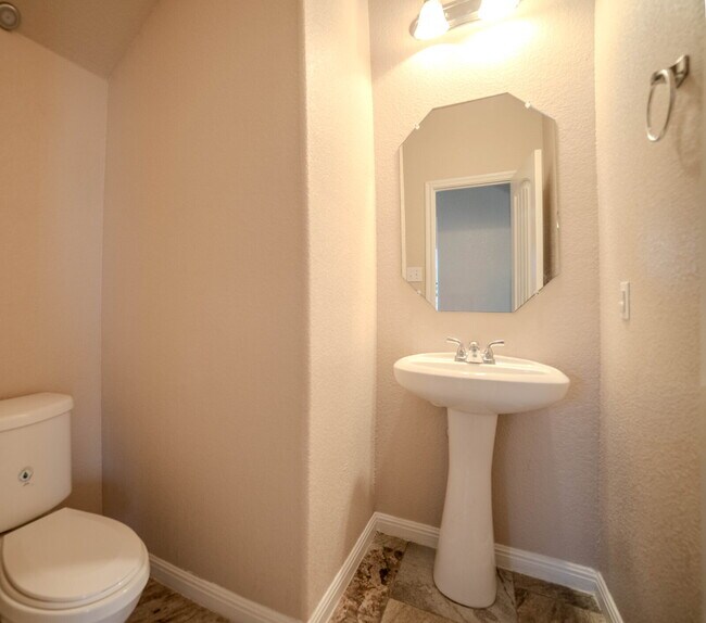 Building Photo - "Spacious 4-Bedroom Home with 3.5 Bath, Gr...
