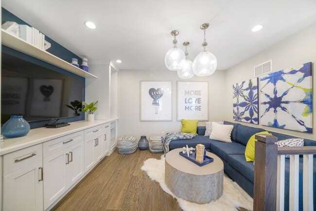 Building Photo - Luxury Fully Furnished 3 Bed 3.5 Bath Town...