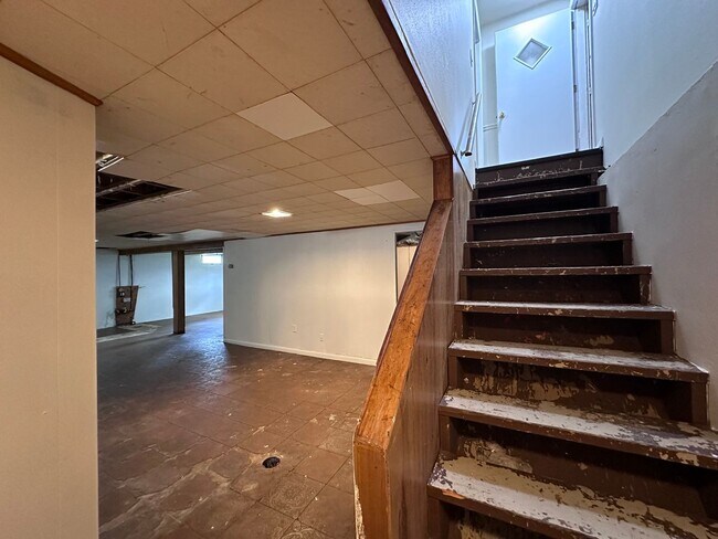 Building Photo - 490 St Bernard Dr