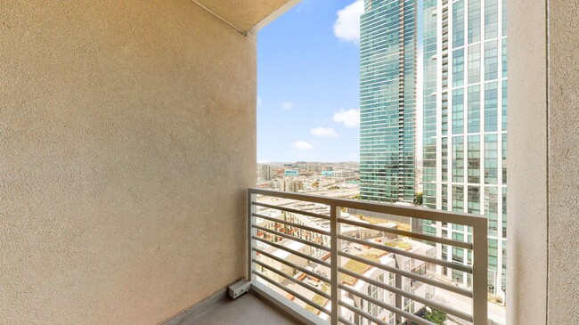 Building Photo - South Beach 23rd Floor Views! Bring pets! ...
