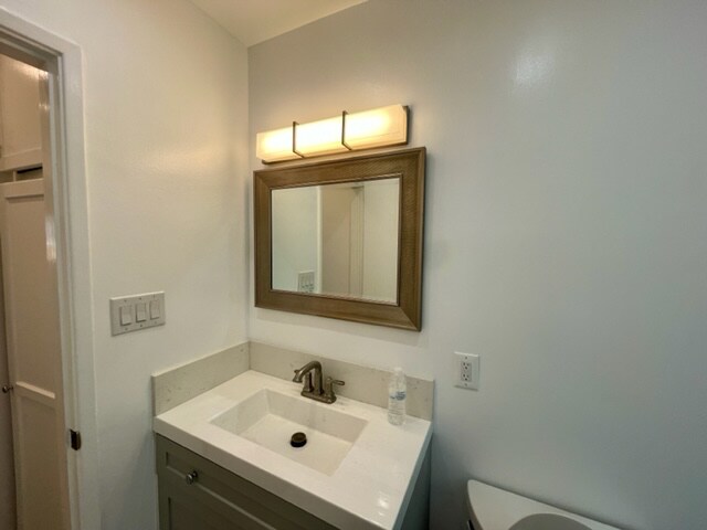 Building Photo - 2140 Beachwood Dr