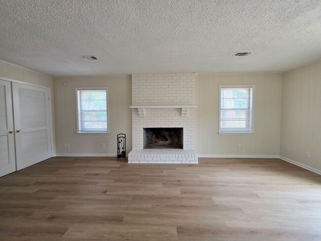 Building Photo - 5BR/2BA home with large family room