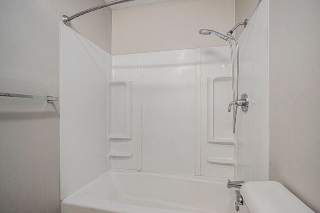 Building Photo - $1495 Charming, remodeled 3-Bed/1-Bath Ran...