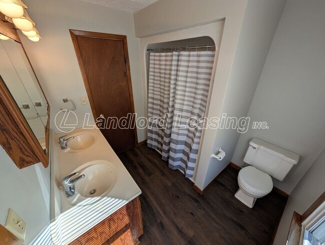 Building Photo - Spacious 4-Bedroom Home with Scenic Views ...