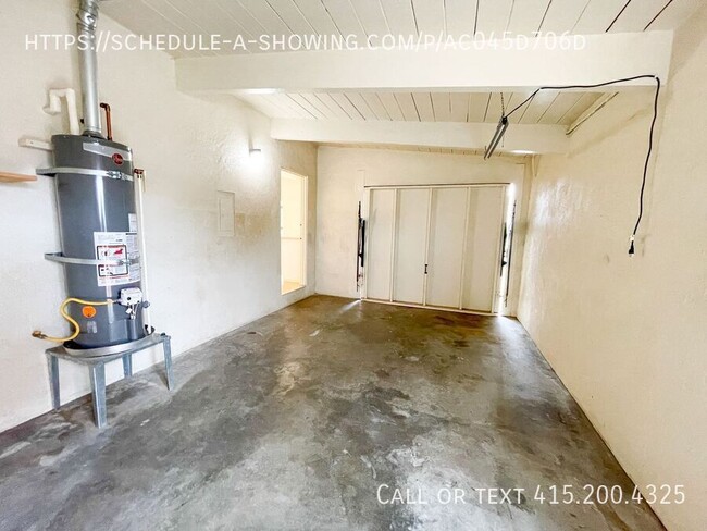 Building Photo - 1615 Flores St