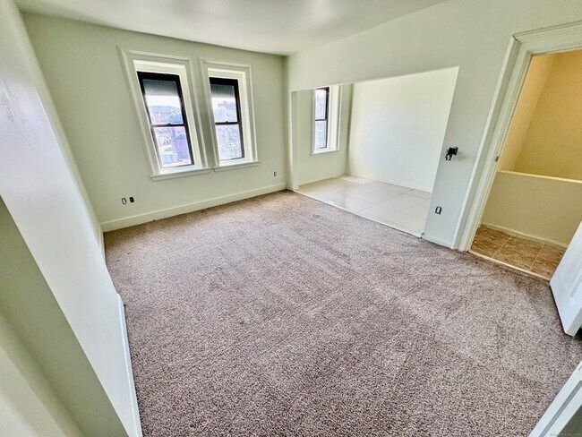 Building Photo - 491 Meadow St