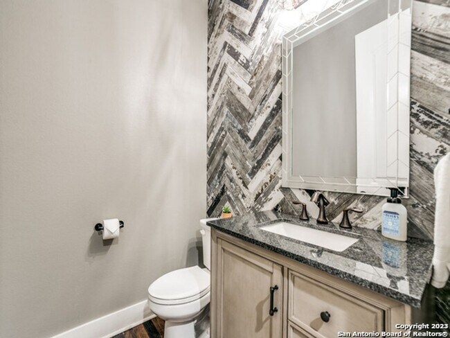 Building Photo - 5 Bedroom/3.5 Bathroom Home in the Ensenad...