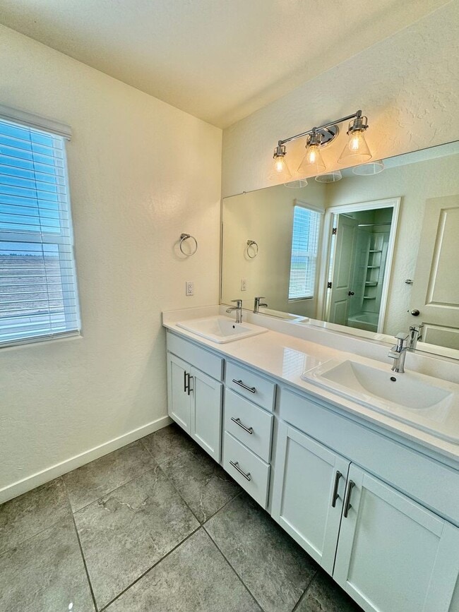 Building Photo - Huge 5 Bedroom + Den, 3 Bath Home Close to...