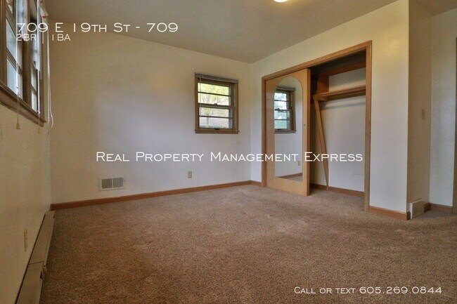 Building Photo - 709 E 19th St