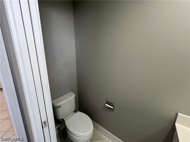 Building Photo - 5365 Cove Cir