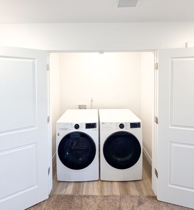 Building Photo - Hidden Springs Gem