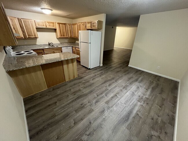Building Photo - Newly Remodeled 2 Bedroom Unit in Family a...