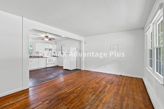 Building Photo - 4 Bedroom Home in Blackstone!