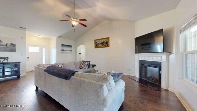 Building Photo - 402 Derrick Dr