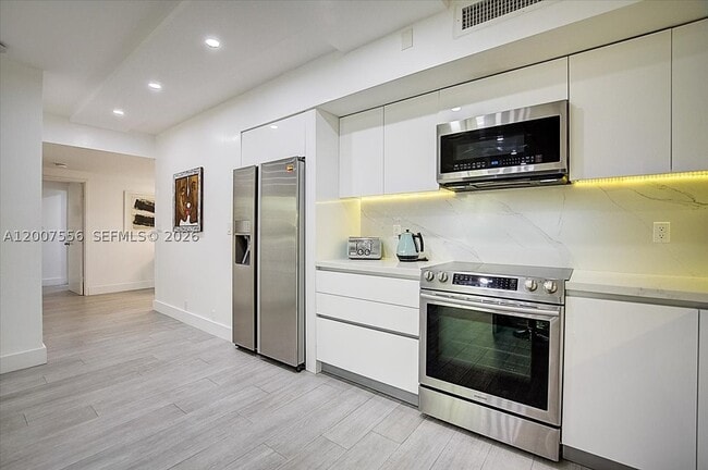 Building Photo - 276 Crandon Blvd