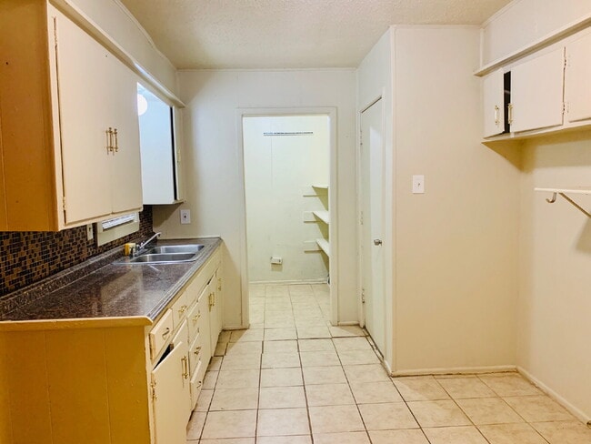 Building Photo - 3 bedroom 1 Bathroom.
