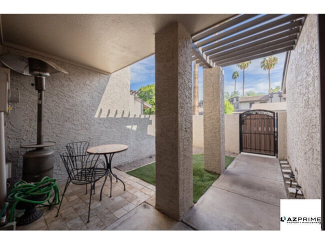 Building Photo - Stunning 3/2.5 Waterfront Townhome in The Landings, Mesa!