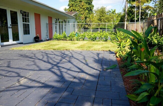 Building Photo - 10701 SW 77th Ct