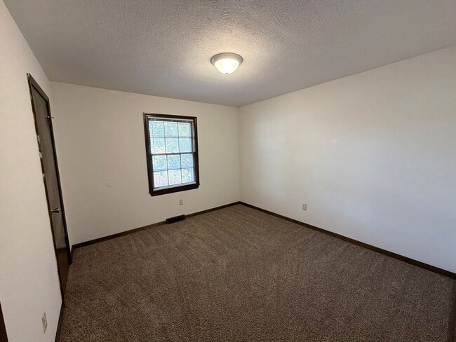 Building Photo - WOW! Look at this property ! You cant beat this price!
