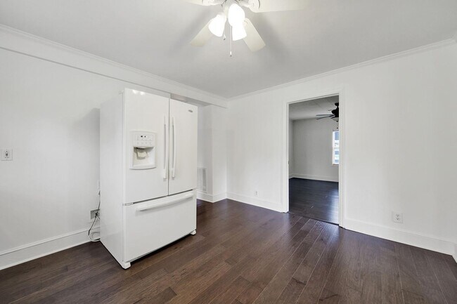 Building Photo - Wonderful Three Bed Two Bath Home in Stanf...