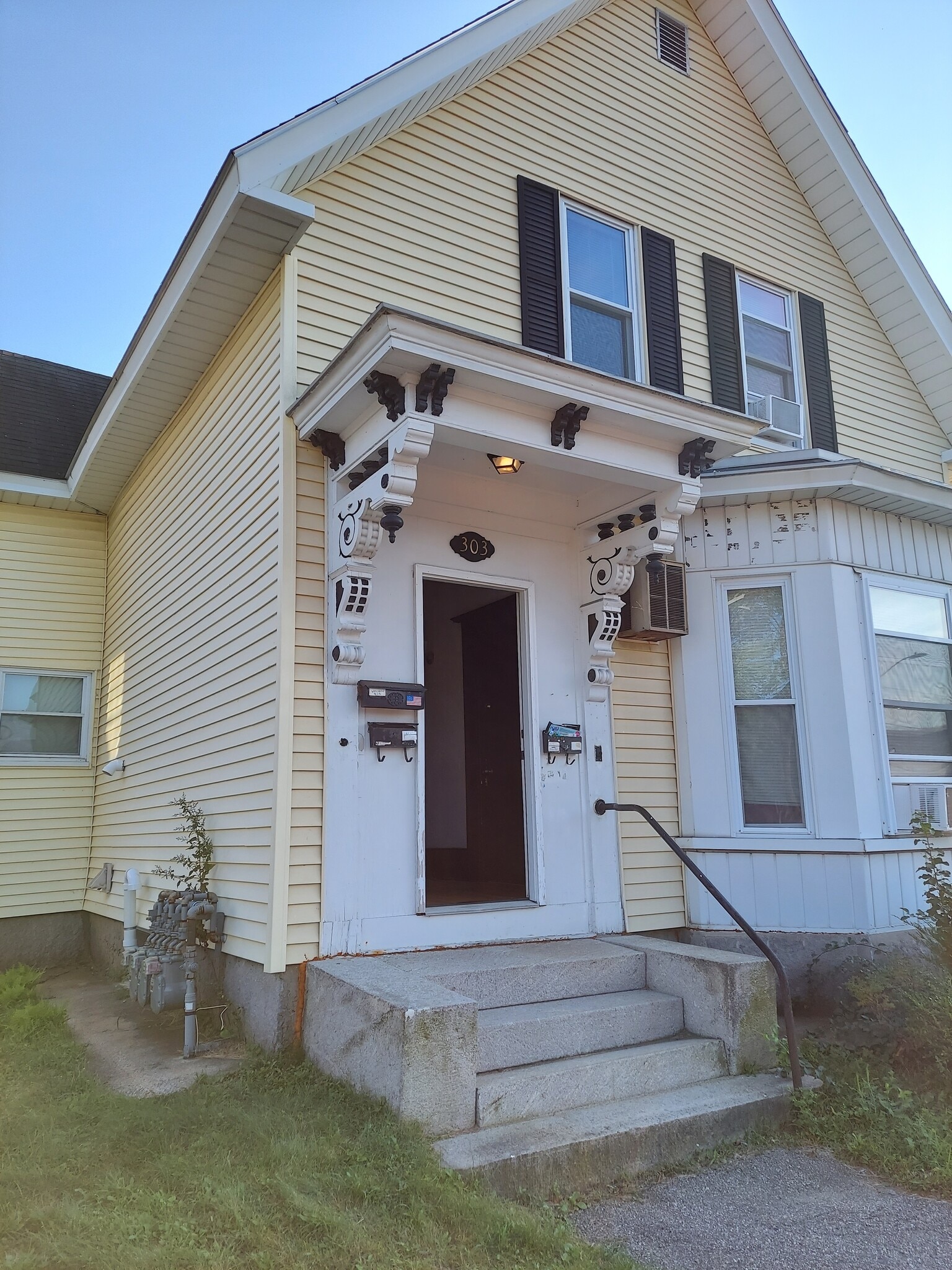 Building Photo - 303 Hanover St
