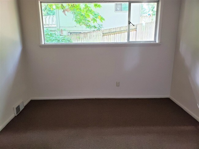 Building Photo - 1435 Bellevue Way SE