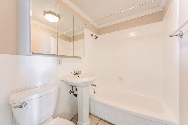 Building Photo - Cozy 1 Bed, 1 Bath Condo with Essential Amenities / Available Now!