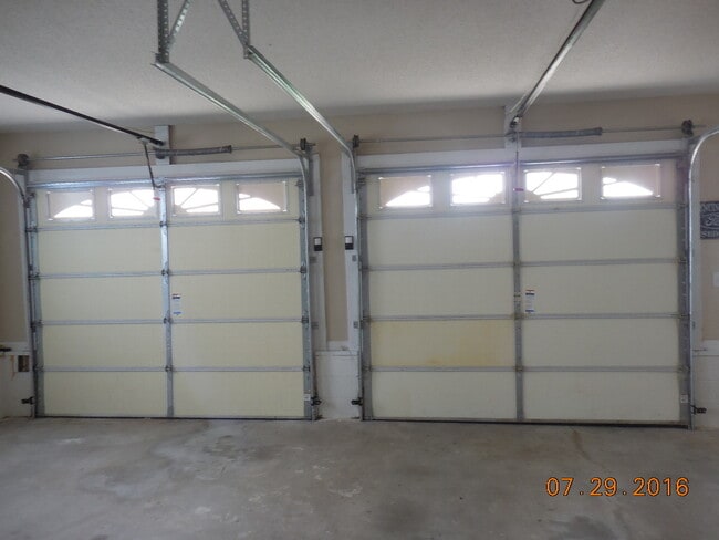 Building Photo - Lage 3 Bedroom  2 1/2 Bath Pet Friendly Home For Rent