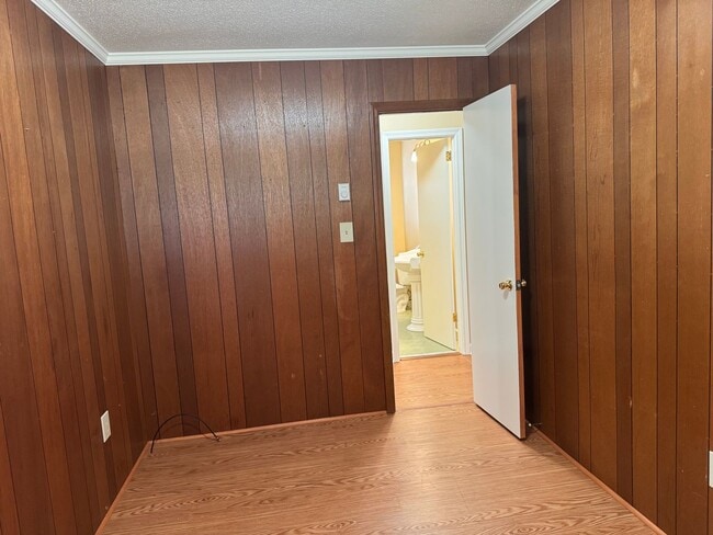 Building Photo - 915 Pine Cir Dr