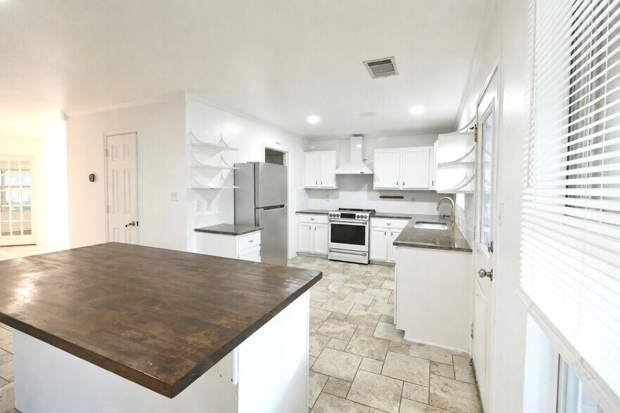 Building Photo - 1208 Creek Knoll