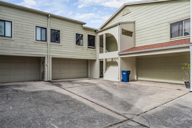 Building Photo - 637 Drake Ln N