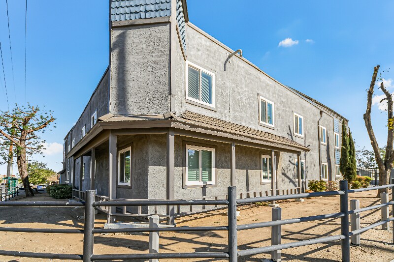 Building Photo - 1005 E Ave R