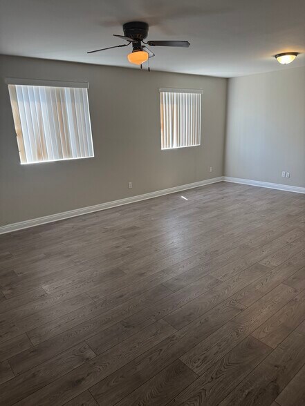 Building Photo - 430 1/2 W 59th Pl