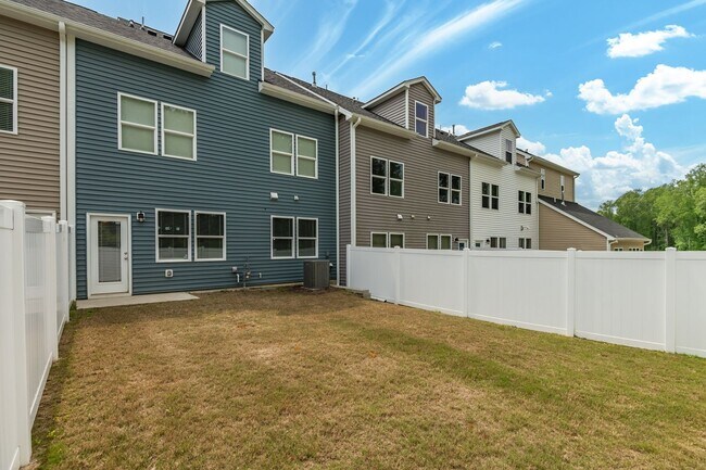Building Photo - Charming 3 bedroom 2.5 bath Townhome in Wake Forest