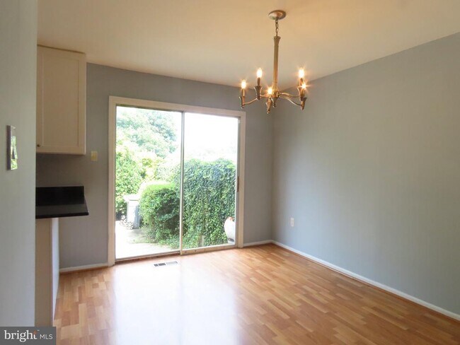 Building Photo - 624 Northcliffe Dr