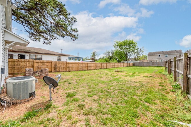 Building Photo - CHARMING 3 BEDROOM 1 BATH NEAR LITTLE CREEK & SHORE DR